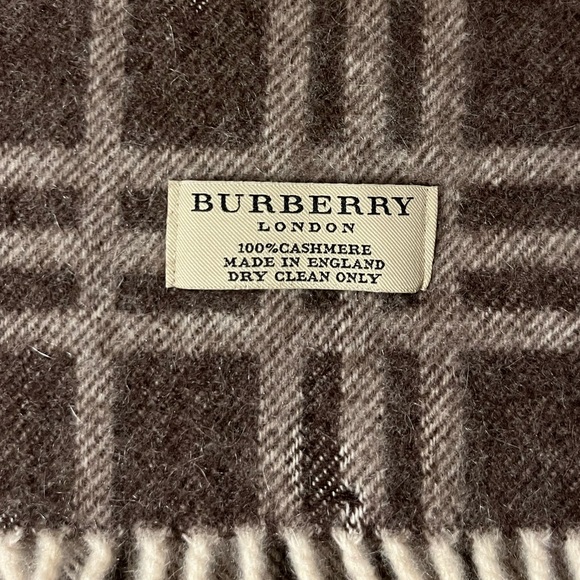 Burberry cashmere scarf - Picture 3 of 9